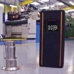 Elcometer 510 z głowicą pomiarową w hali przemysłowej